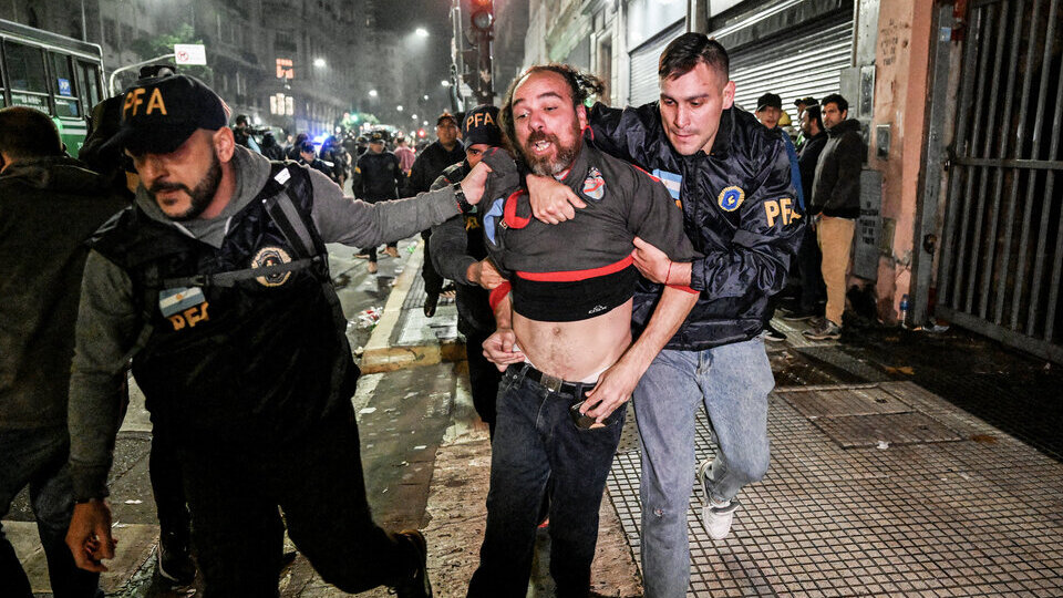 Golpes, patadas y hasta penitenciarios de negro y encapuchados  | Causas penales por los apremios en las cárceles a los detenidos en la movilización de las Bases