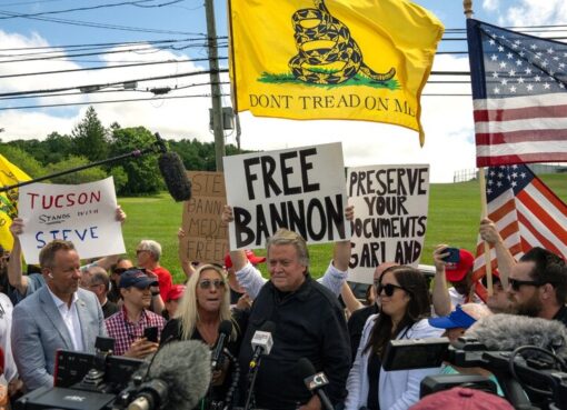 Steve Bannon, exasesor de Trump, se entregó a una cárcel para cumplir 4 meses de condena | La figura de la ultraderecha estadounidense fue sentenciada por desacato al Congreso