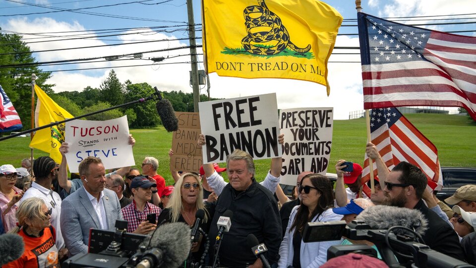 Steve Bannon, exasesor de Trump, se entregó a una cárcel para cumplir 4 meses de condena | La figura de la ultraderecha estadounidense fue sentenciada por desacato al Congreso