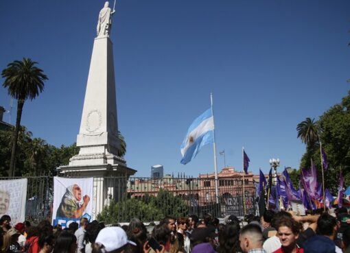 Madres, Abuelas y estatales, unidos en Plaza de Mayo por la memoria, verdad y justicia | Estela de Carlotto y Adolfo Pérez Esquivel convocaron a la ronda de los jueves