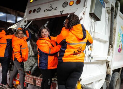 Las chicas del compactador de Rawson: se suben al camión para limpiar las calles del departamento