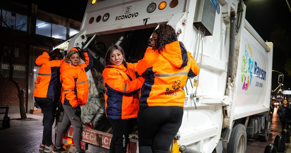 Las chicas del compactador de Rawson: se suben al camión para limpiar las calles del departamento