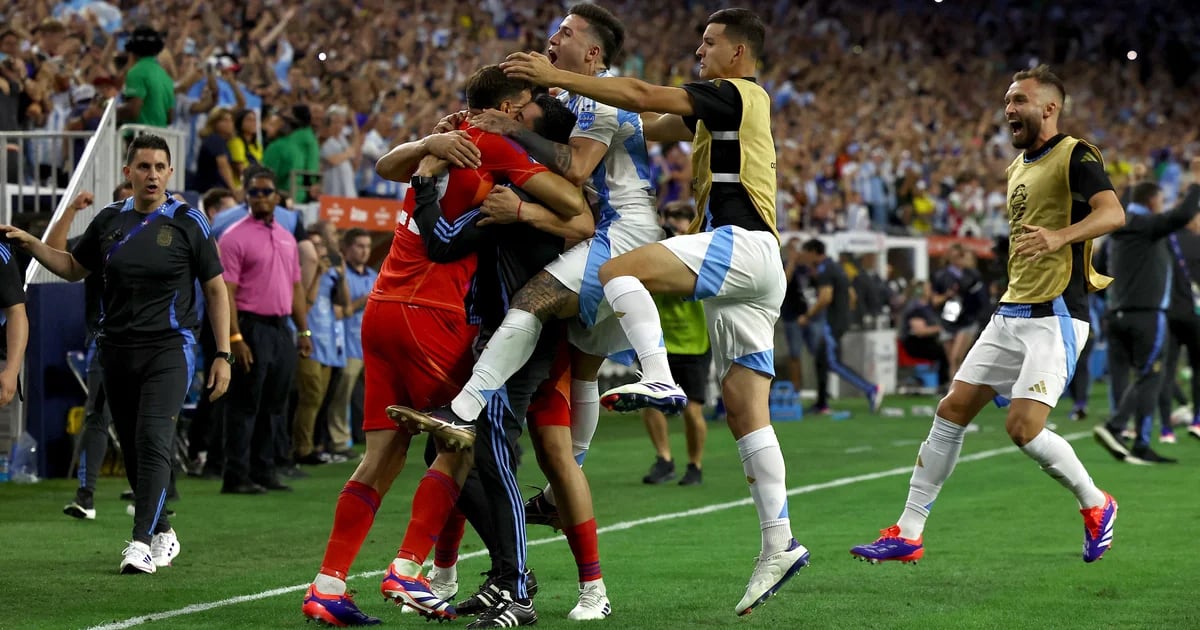 Con Dibu Martínez como gran figura, Argentina derrotó por penales a Ecuador y avanzó a las semifinales de la Copa América