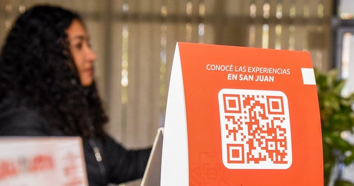 San Juan, invadida por cartelitos con un código QR, ¿a qué información llevan?