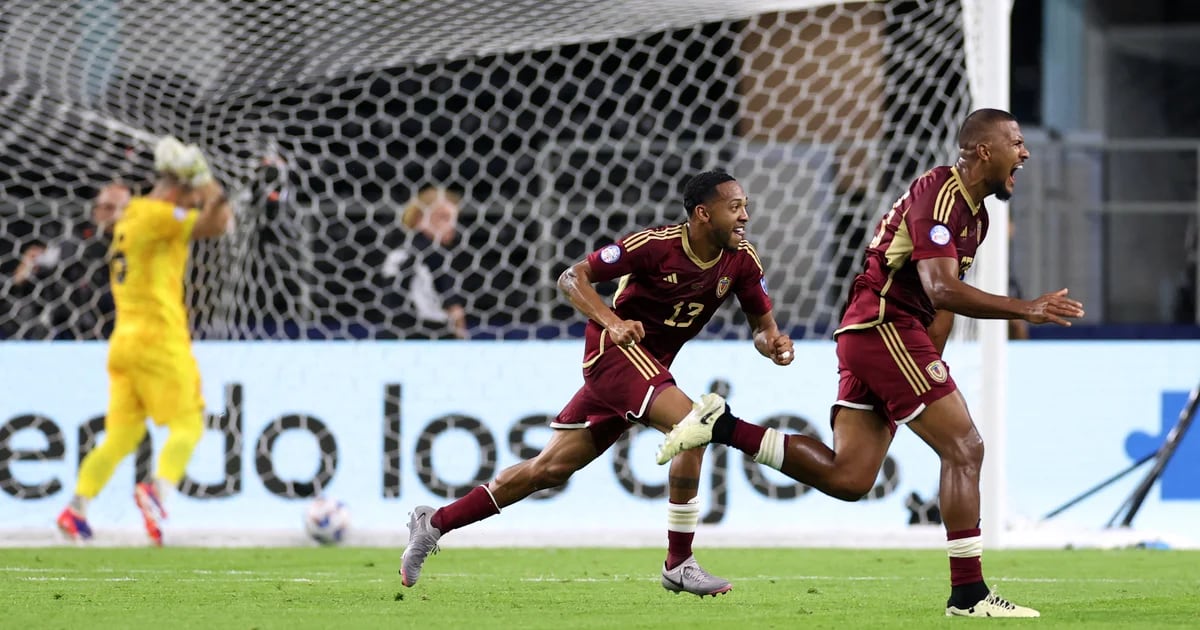 El golazo de Salomón Rondón desde mitad de cancha en Venezuela-Canadá que se candidatea a ser el mejor de la Copa América