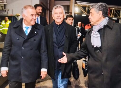 Macri viajó especialmente de Wimbledon a Tucumán, pero le tocó seguir la firma del Pacto de Mayo desde la calle | Un invitado en tensión con el gobierno