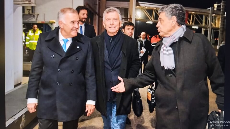 Macri viajó especialmente de Wimbledon a Tucumán, pero le tocó seguir la firma del Pacto de Mayo desde la calle | Un invitado en tensión con el gobierno