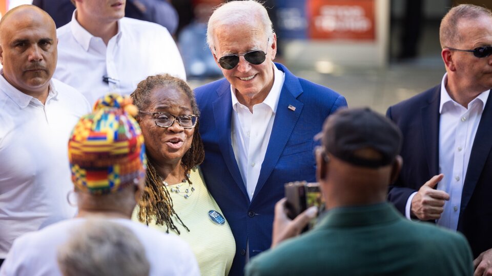 Biden dijo que Estados Unidos rechazará “el extremismo” al igual que Francia | El presidente aseguró que “el votante promedio” lo quiere como candidato