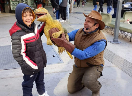 La función del personaje rugiente que causa sensación en plena Peatonal