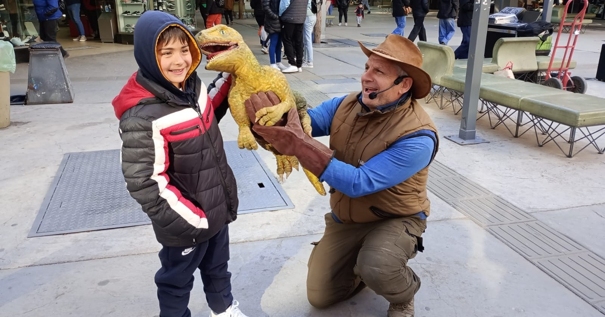 La función del personaje rugiente que causa sensación en plena Peatonal