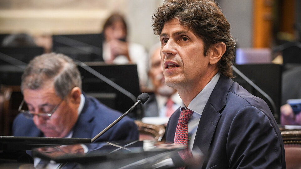 Lousteau acusó a Milei de ser “un degenerado fiscal a favor de los ricos” | El senador y titular de la UCR