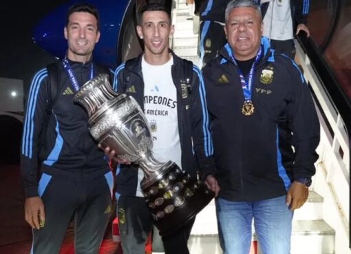 La selección argentina regresó al país tras ganar la Copa América: el plantel fue recibido por miles de hinchas y luego entró en el predio de Ezeiza
