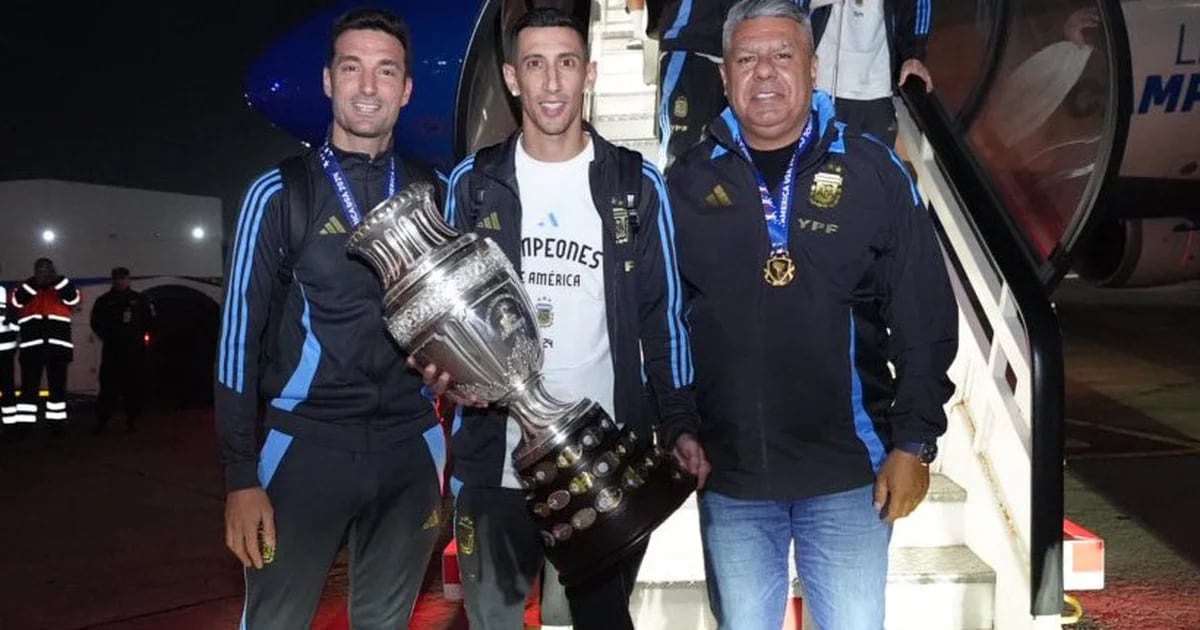 La selección argentina regresó al país tras ganar la Copa América: el plantel fue recibido por miles de hinchas y luego entró en el predio de Ezeiza