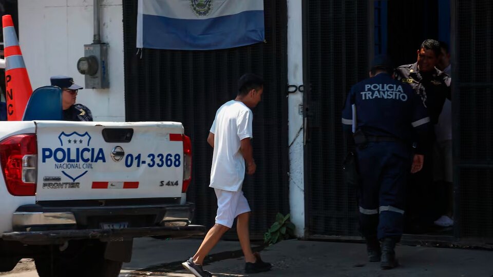 El Salvador: tres mil menores detenidos bajo el estado de excepción de Bukele | Human Rights Watch denunció graves violaciones de derechos humanos en niños