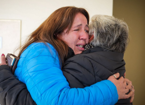 Entre lágrimas contenidas por 2 décadas y el primer perro adoptado del barrio, la entrega de casas en Rawson