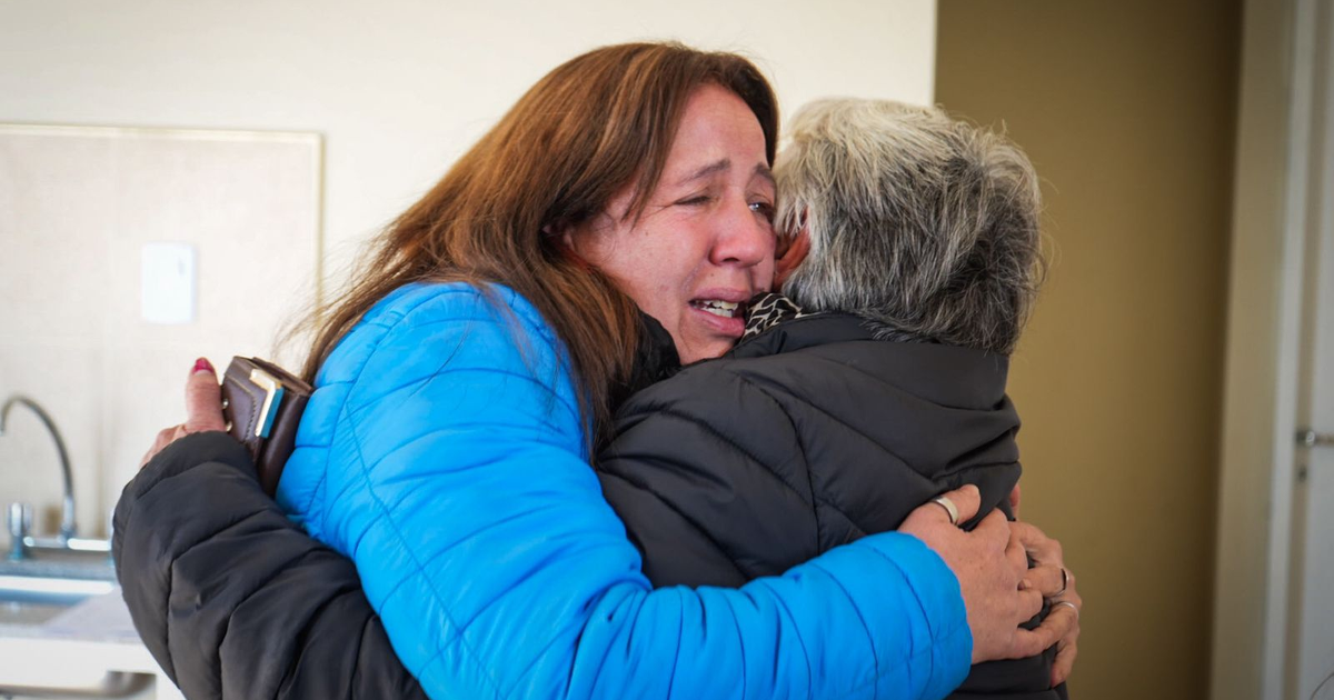 Entre lágrimas contenidas por 2 décadas y el primer perro adoptado del barrio, la entrega de casas en Rawson