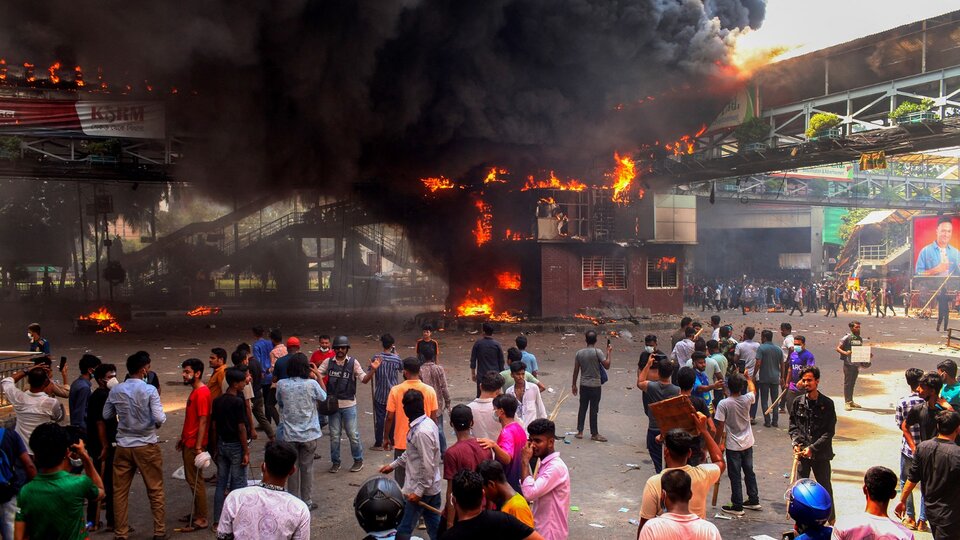 Bangladesh: más de 100 muertos por la feroz represión a una ola de protestas | El gobierno nacional decretó un toque de queda y desplegó a militares