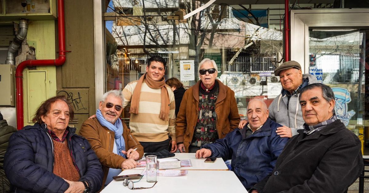 La mesa de café que se convirtió en el Polémica en el Bar del centro sanjuanino