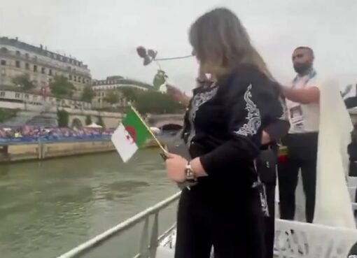 El gesto de la delegación de Argelia en el río Sena para homenajear a los compatriotas que murieron en la “masacre de París”