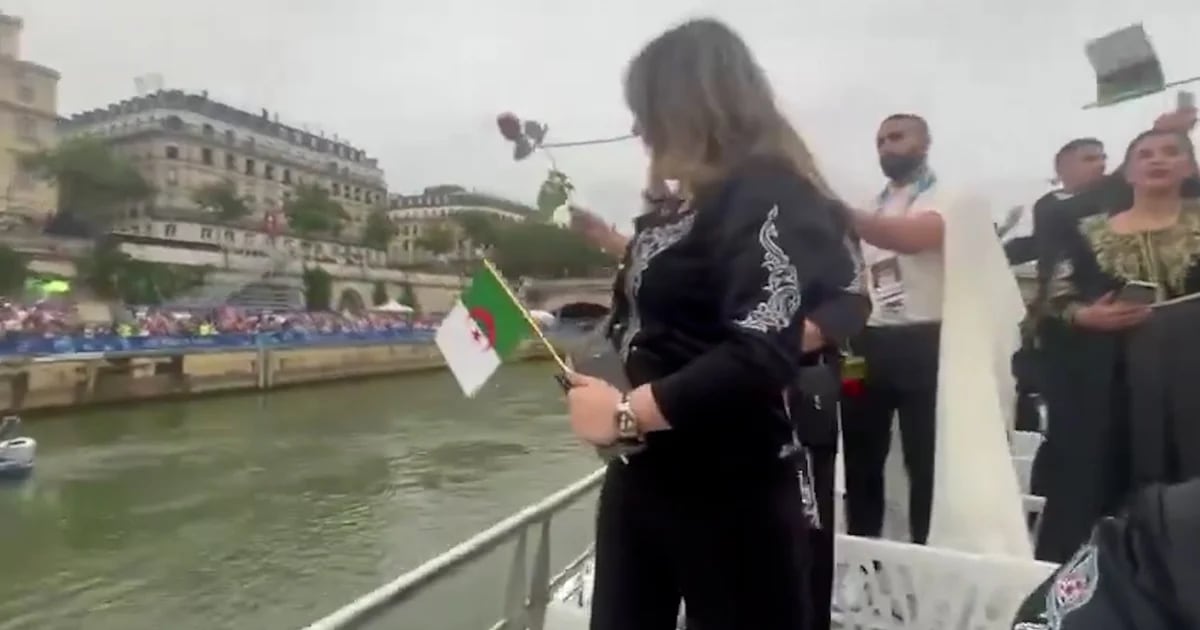 El gesto de la delegación de Argelia en el río Sena para homenajear a los compatriotas que murieron en la “masacre de París”