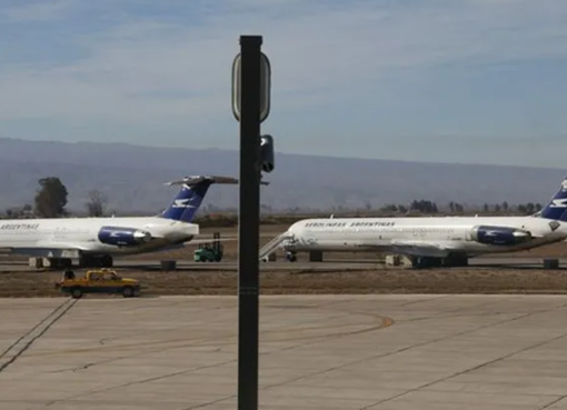 Buscan remover tres aviones en desuso que quedaron en el Aeropuerto Domingo Faustino Sarmiento