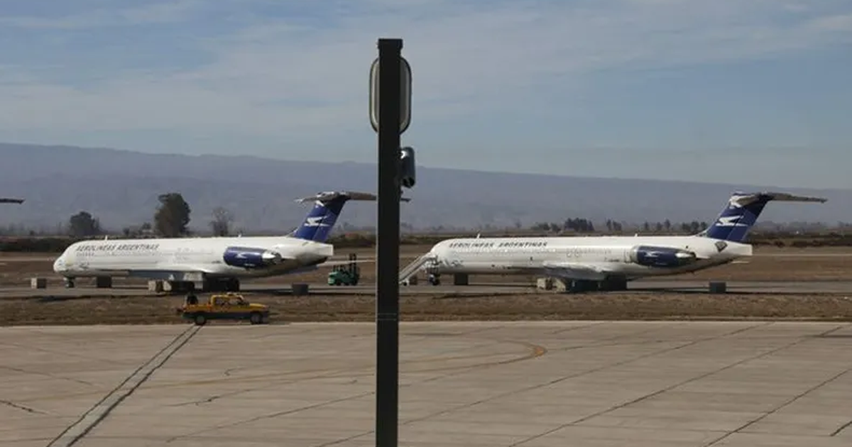 Buscan remover tres aviones en desuso que quedaron en el Aeropuerto Domingo Faustino Sarmiento