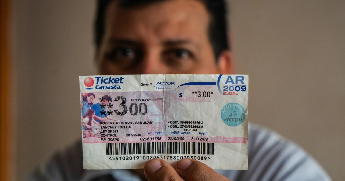 El coleccionista sanjuanino de tickets canasta y los inéditos billetes de Carlos Menem