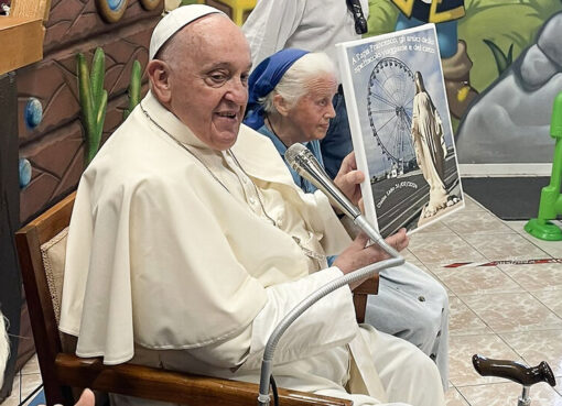 El Papa Francisco visitó a la sobrina de una de las monjas francesas desaparecidas | Geneviève Jeanningros participa de una comunidad religiosa que trabaja con la comunidad LGBT+