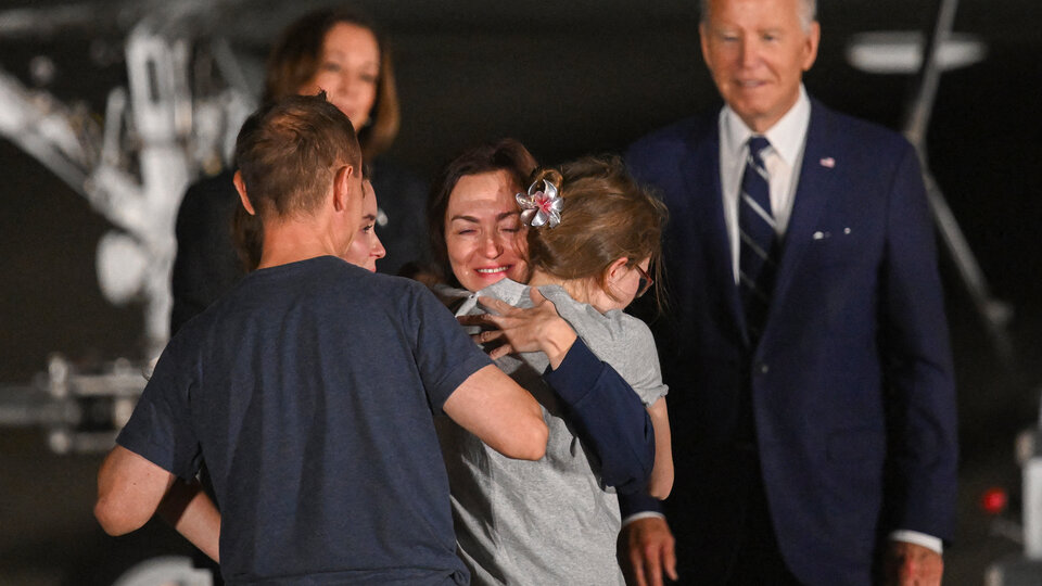 Estados Unidos: Kamala Harris y Joe Biden recibieron a los prisioneros canjeados a Rusia  | En una base aérea de Maryland. 