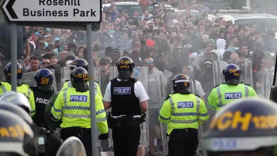 La ultraderecha británica aprovecha el asesinato de tres niñas para su agenda de odio | Manifestaciones violentas y ataques a mezquitas