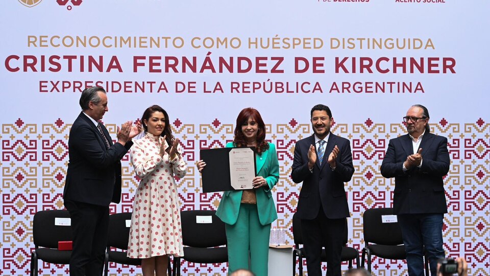 Cristina Kirchner en México, con un dramático agradecimiento | La expresidenta fue reconocida como Huésped Distinguida de la ciudad y visitó la Iglesia de Guadalupe