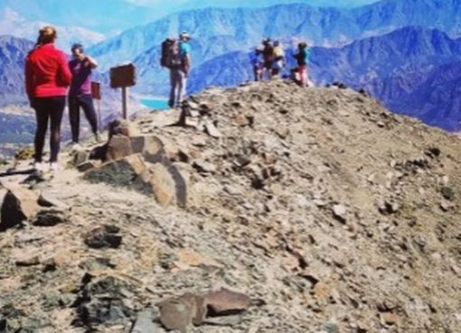 Tras su vuelta, los guías de montaña rescataron con cuerdas a dos jóvenes en el Dique Punta Negra