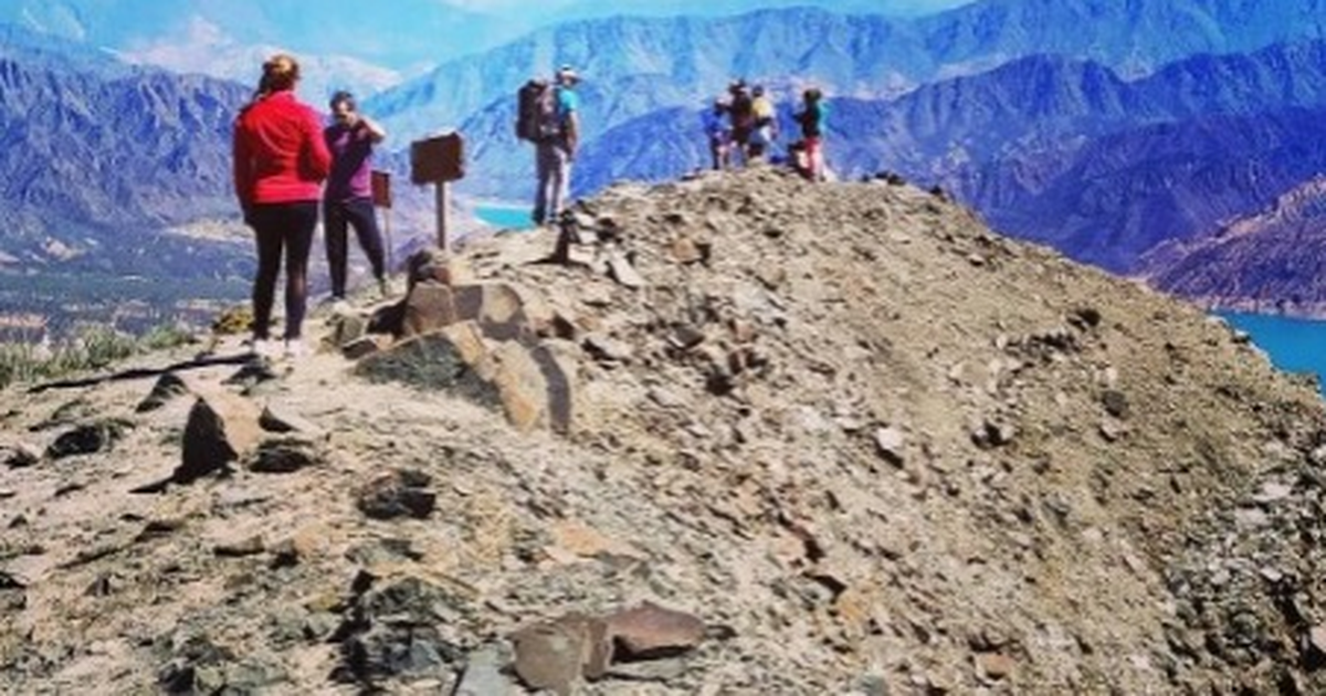 Tras su vuelta, los guías de montaña rescataron con cuerdas a dos jóvenes en el Dique Punta Negra