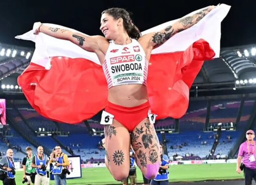 La corredora polaca que es furor en París 2024 por sus exuberantes tatuajes: el peculiar saludo que se volvió viral