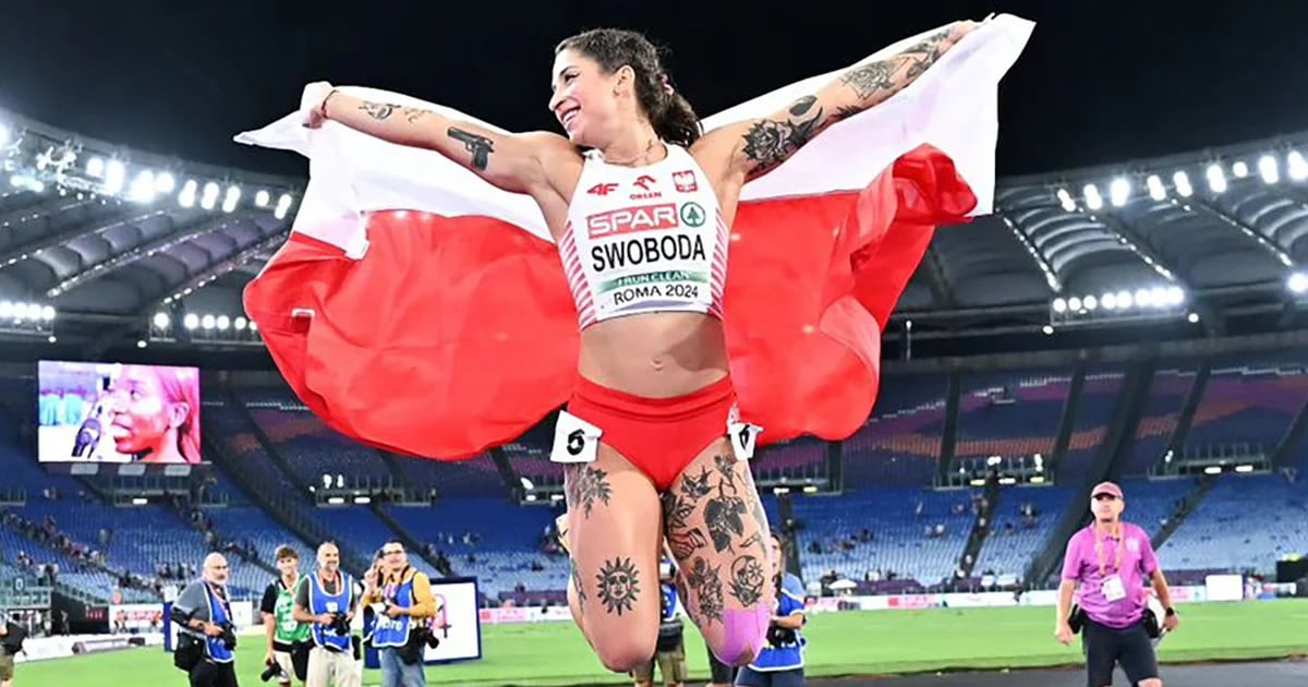 La corredora polaca que es furor en París 2024 por sus exuberantes tatuajes: el peculiar saludo que se volvió viral