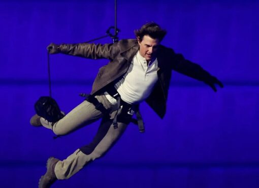 La épica participación de Tom Cruise en la ceremonia de cierre de París 2024: caída desde el cielo, salida en moto del estadio y paracaídas