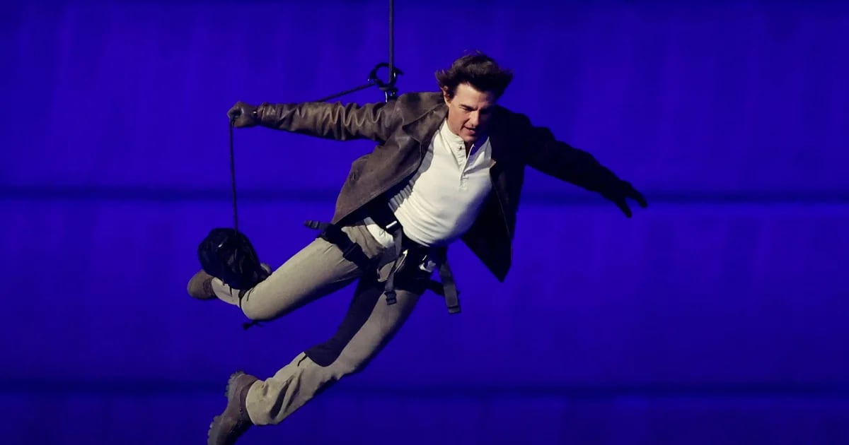 La épica participación de Tom Cruise en la ceremonia de cierre de París 2024: caída desde el cielo, salida en moto del estadio y paracaídas