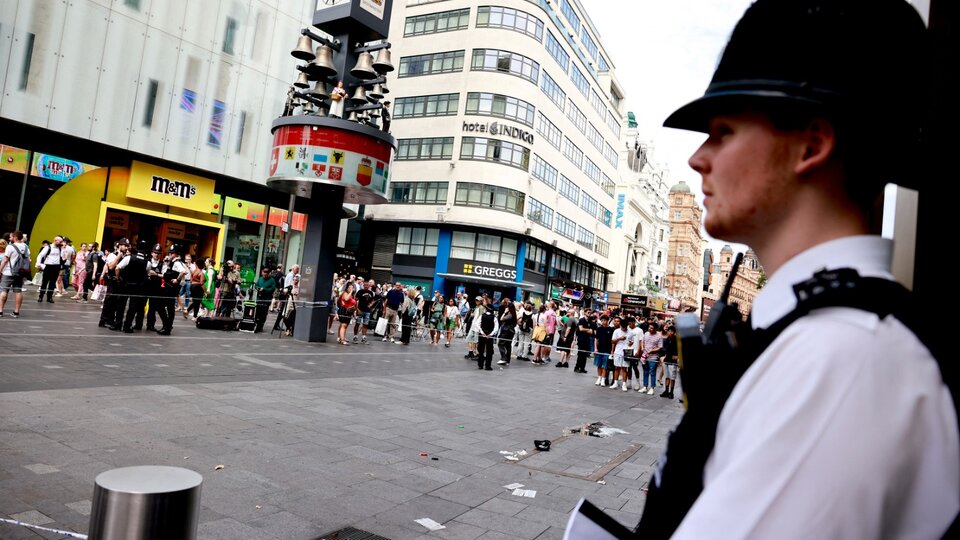 Un detenido por apuñalar a una niña y una mujer en el centro de Londres | Tras la ola de violencia de grupos ultraderechistas