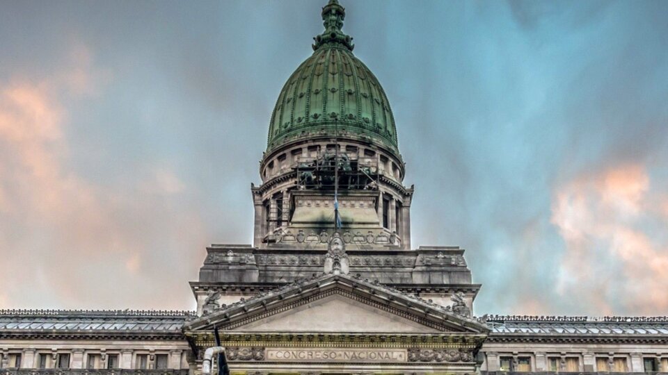 La Casa Rosada negocia contrarreloj en el Congreso para evitar derrotas en una semana agitada  | De la Bicameral de Inteligencia y el DNU de la SIDE a la visita a los genocidas