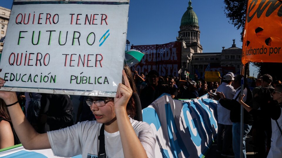 Sin consensuar con los gremios, el Gobierno dispuso un aumento del salario docente | Paritaria fallida y un aumento inaceptable 