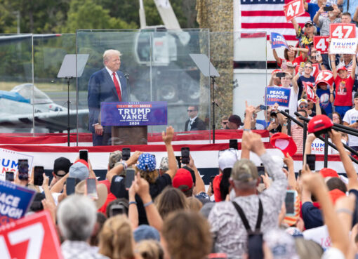 Trump arremetió contra Harris en su primer acto al aire libre desde el atentado | El expresidente estadounidense reapareció protegido por un vidrio antibalas