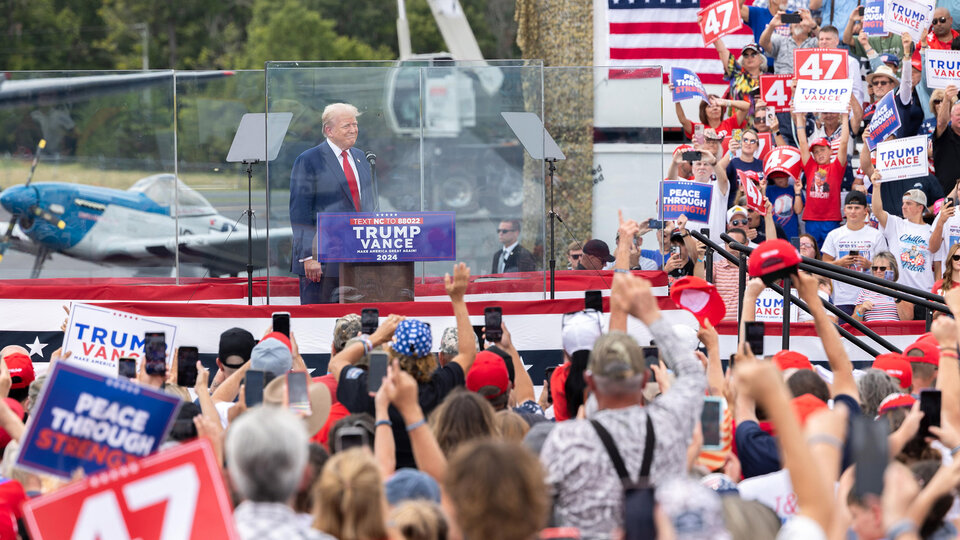 Trump arremetió contra Harris en su primer acto al aire libre desde el atentado | El expresidente estadounidense reapareció protegido por un vidrio antibalas