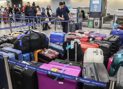 Tras una nueva medida de fuerza de los gremios aeronáuticos, Aerolíneas convocó a una negociación salarial | El Gobierno anunció sanciones económicas para los trabajadores 