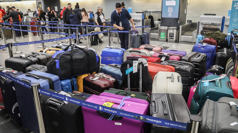 Tras una nueva medida de fuerza de los gremios aeronáuticos, Aerolíneas convocó a una negociación salarial | El Gobierno anunció sanciones económicas para los trabajadores 