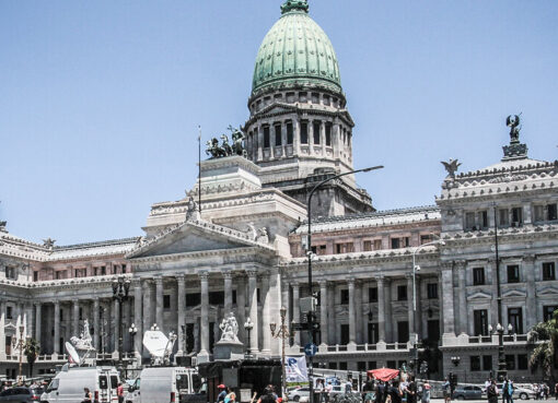 Casa de la democracia o aguantadero de cómplices de genocidas