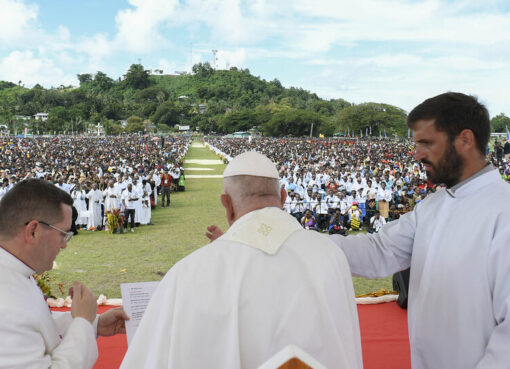 El Papa se reunió con misioneros argentinos en la selva de Papúa Nueva Guinea | El padre Tomás Ravaioli celebró que Francisco “haya querido visitar a los últimos”