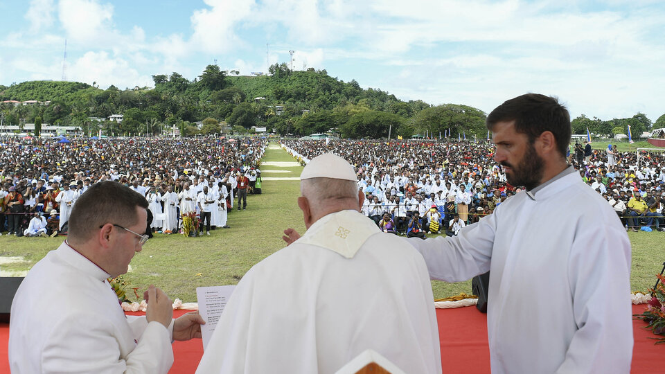 El Papa se reunió con misioneros argentinos en la selva de Papúa Nueva Guinea | El padre Tomás Ravaioli celebró que Francisco “haya querido visitar a los últimos”