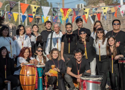 La Comparsa Latinoamericana celebra un año en San Juan tirando la casa por la ventana