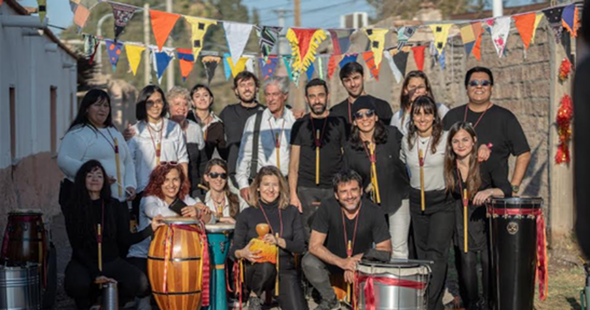 La Comparsa Latinoamericana celebra un año en San Juan tirando la casa por la ventana