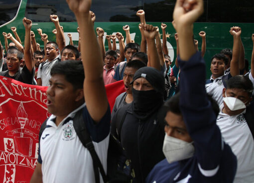 México: 10 años sin respuestas desde la desaparición de los 43 estudiantes de Ayotzinapa | Acto frente a un cuartel del Ejército mexicano en Guerrero